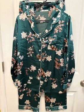 Ekouaer Green Floral 2-piece Pajama Set. Size Medium.